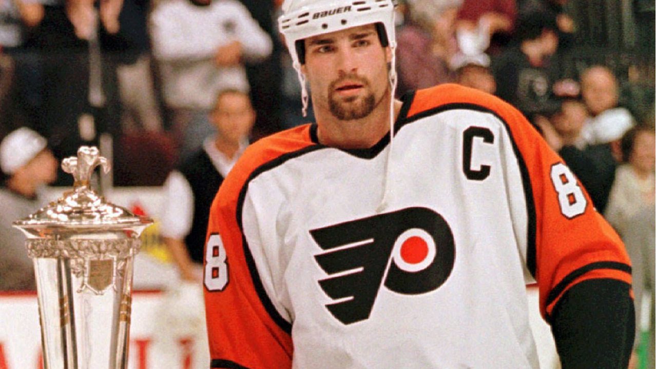 Flyers retire Hall of Fame center Eric Lindros' No. 88
